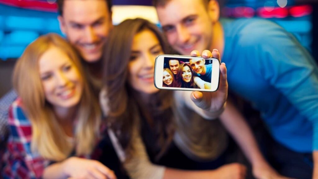 Taking Selfies: Is It Good Or Bad? Pros And Cons Closer Look