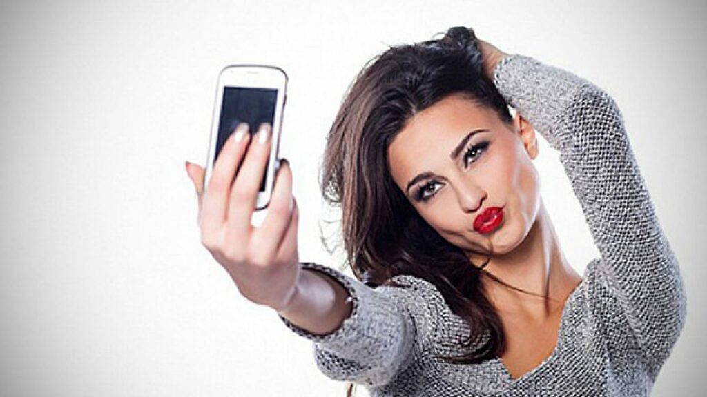 Taking Selfies: Is It Good Or Bad? Pros And Cons Closer Look