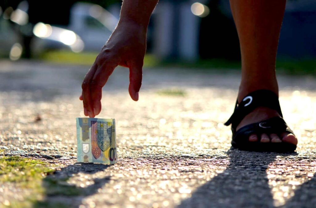 3 Reasons Why You Should Never Pick Up Money Off The Street