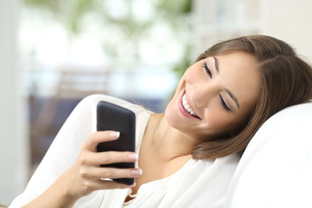 How To Start A Text Conversation With A Girl: 20 Rules To Impress Her