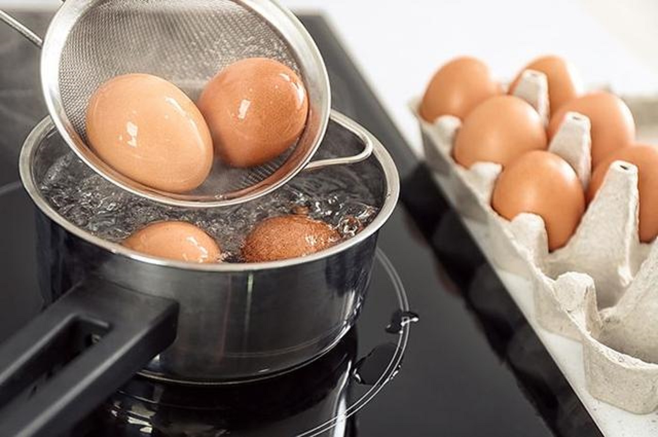 Яйца в кипящую или холодную. Яйца варятся. Яйца в кастрюле. Яйца закипели. Кастрюля для варки яиц.